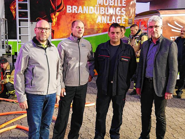 Bürgermeister Michael Thater und Stadtkommandant Nicolo Bibbò dankten Meik Römer und Markus Linder (von rechts) von der ED Netze.