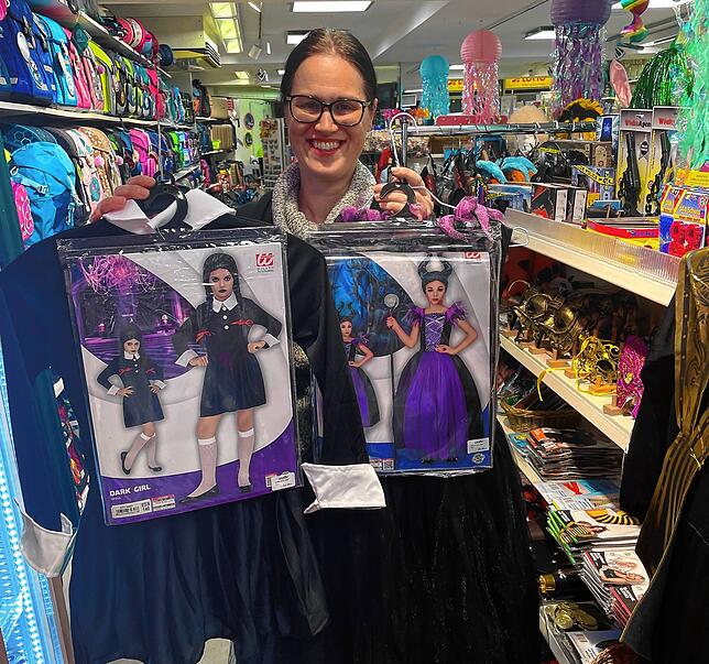 Speziell bei Mädchen beliebt sind die Kostüme von Wednesday aus der gleichnamigen Serie und Maleficent, die dunkle Fee.