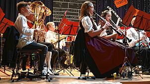 Mit anspruchsvollem Spiel zeigt die Jugendkapelle des Musik- und Trachtenvereins Neuhausen ihr Können. Bild: Werner Müller