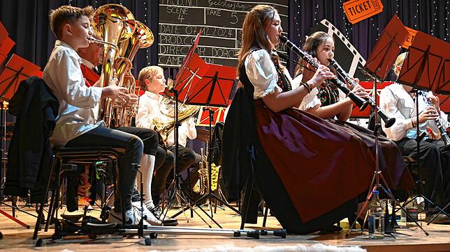Mit anspruchsvollem Spiel zeigt die Jugendkapelle des Musik- und Trachtenvereins Neuhausen ihr Können. Bild: Werner Müller