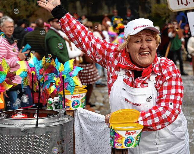 Bild 7: Fastnacht auf dem Schienerberg: Tausende feiern den Höriumzug mit kreativen Mottos