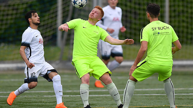 Da lief einiges schief: Florian Amann (Mitte) und der SV Buch hatten beim Gastspiel in Weil nicht nur ihre Trikots vergessen und mussten ...