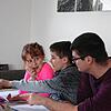 Wer hat die Lösung? Magnus Schmidt hilft den Zwillingen Marlene und Julian gelegentlich bei der schulischen Heimarbeit.