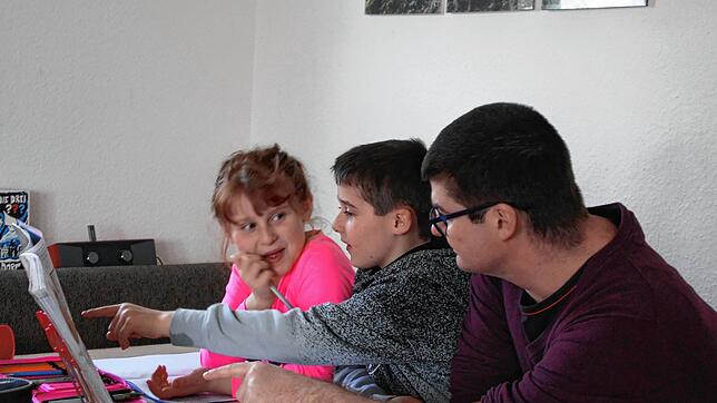 Wer hat die Lösung? Magnus Schmidt hilft den Zwillingen Marlene und Julian gelegentlich bei der schulischen Heimarbeit.