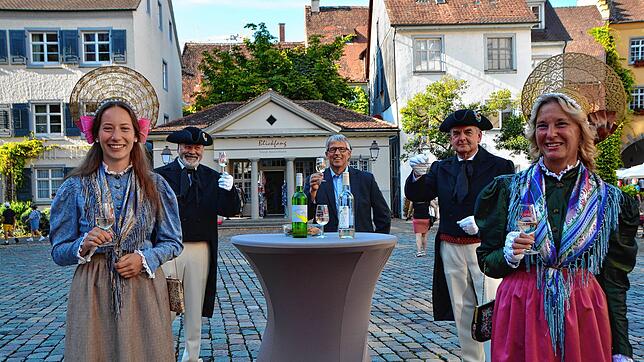 2020: Symbolisches Weinfest mit den Meersburger Trachten Pia Dreher, Urban Bernhard, Peter Schmidt und Monika Oeschger (von links). ...
