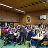 Besonders zur Mittagszeit lassen sich normalerweise viele Gäste beim Weihnachtsbasar des Seppelwaldvereins kulinarisch verwöhnen und ...