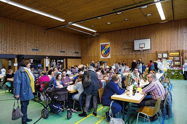Besonders zur Mittagszeit lassen sich normalerweise viele Gäste beim Weihnachtsbasar des Seppelwaldvereins kulinarisch verwöhnen und ...