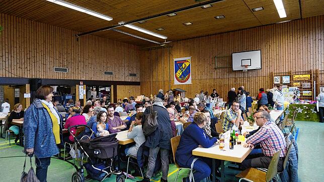 Besonders zur Mittagszeit lassen sich normalerweise viele Gäste beim Weihnachtsbasar des Seppelwaldvereins kulinarisch verwöhnen und ...