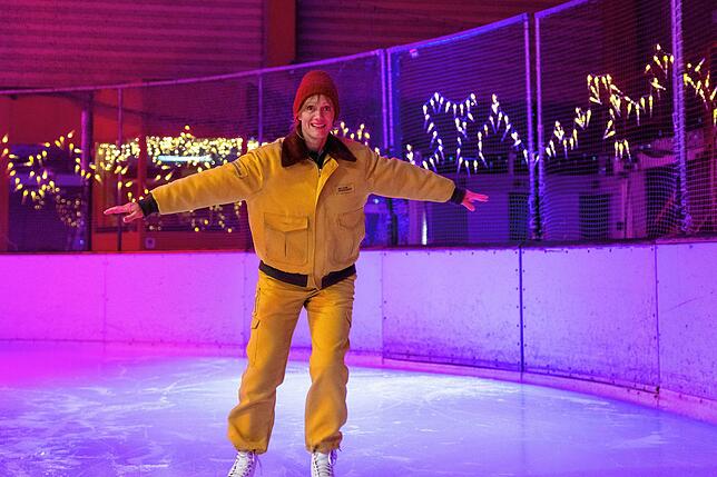 Beim Eislaufen erinnert sich Nelly (Anna Schudt) an die glücklichen Zeiten mit ihrer Mutter.