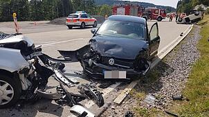 Nachdem der VW Polo auf der Bundesstraße 317 auf dem Feldberg einen VW Touran gerammt hat, prallt er noch auf einen Renault Modus. Bild: ...