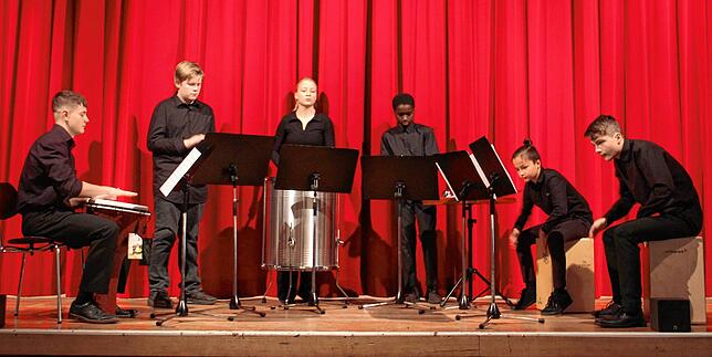 Die Percussion-Klasse der Musikschule Radolfzell zeigt beim Neujahrsempfang was Trommeln alles können.