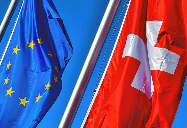 Die Nationalflagge der Schweiz (rechts) weht neben der Flagge der EU: Der Vorstoß der SVP könnte die Schweiz von Deutschland und den ...