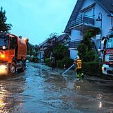 Pausenlos waren die Einsatzleute der Feuerwehren und Technische Betriebe beschäftigt die Schlammverwüstung zu beseitigen.