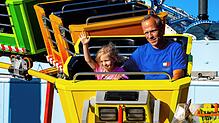 Hallo! Hier genießt die kleine Sonny Lorenz mit ihrem Papa Alexander auf der Kinderachterbahn die kühle Luft. Die beiden amüsieren sich ...