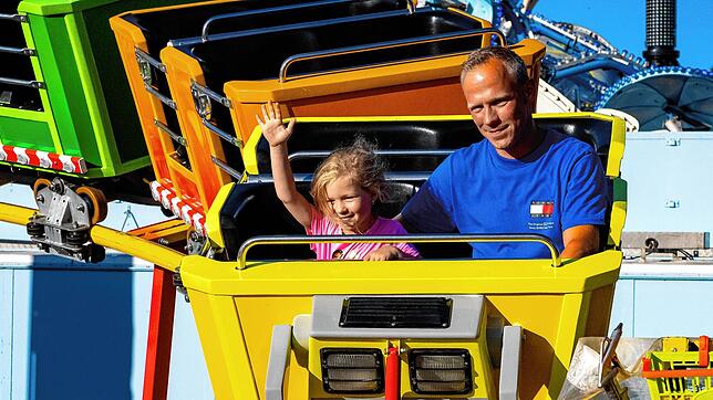 Hallo! Hier genießt die kleine Sonny Lorenz mit ihrem Papa Alexander auf der Kinderachterbahn die kühle Luft. Die beiden amüsieren sich ...