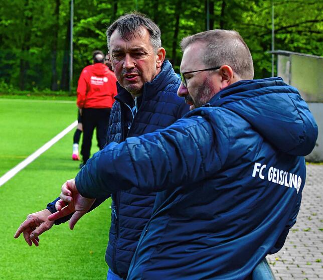 Zeit läuft ab: Noch sieben Spiele hat Thomas Schäfer (hinten) mit dem FC Geißlingen zu bestreiten. Dann verabschiedet sich der Trainer ...