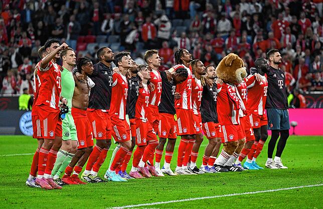 Bayerns Spieler jubeln nach dem Spiel.