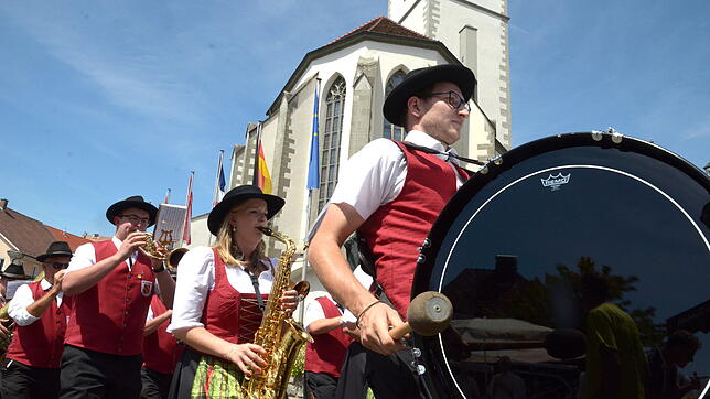 Der Musikverin Homberg-Limpach kommt beim Sternmarsch auf den Marktplatz.