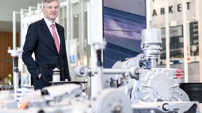 Wolf-Henning Scheider tritt aufs Gaspedal: Der ZF-Chef hat den amerikanischen Bremsenhersteller Wabco ins Visier genommen, um als breit ...