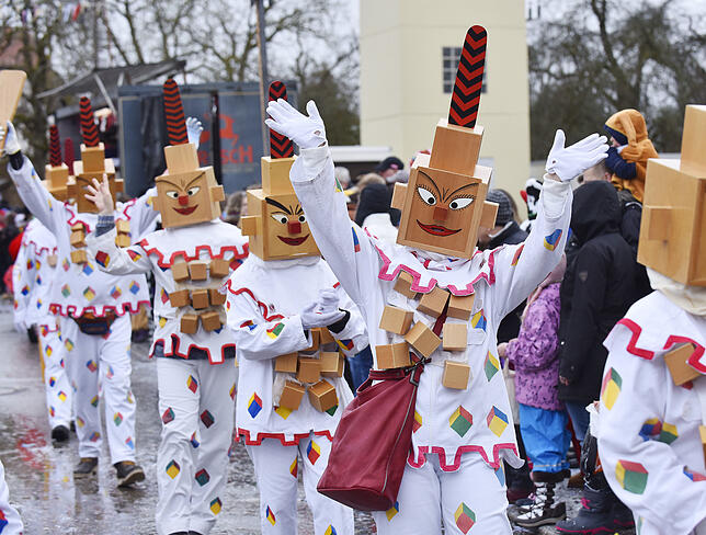 Winke, winke: die Holzklötzle aus Zimmerholz.