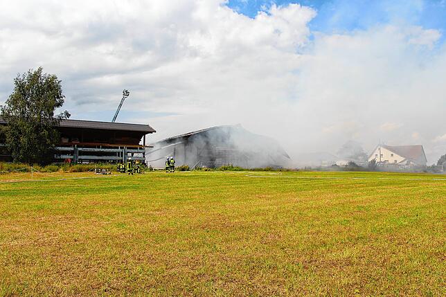 Bild 11: Großeinsatz für die Feuerwehren in Sumpfohren: Ein Gebäude des Hofs Bogenschütz brennt
