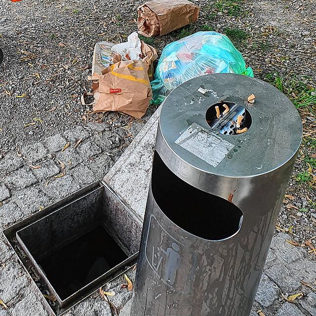 Unter dem vermeintlich kleinen Abfallbehälter befindet sich ein sogenannter Unterflurtank, der weitaus mehr Müll aufnehmen kann, als von ...