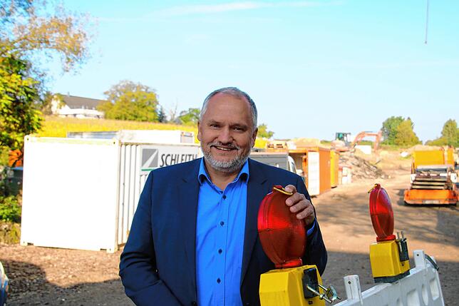 Martin Staab vor dem klimaneutralen Gewerbegebiet Blurado.