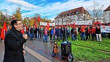 Frederic Striegler von der IG Metall heizt den Zuhörern bei der Kundgebung ein.