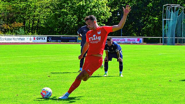 Zweifacher Torschütze: Zum 7:1 im Hinspiel gegen den VfB Waldshut steuerte Sebastian Flaig &ndash; hier beim Strafstoß &ndash; zwei Tore ...
