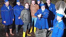 Der Eis-König Herbert Schuhmacher (links) wurde im Mühlebach von Alet-Präsident Ludwig Egenhofer (mit Fisch) und Bürgermeister Stefan ...