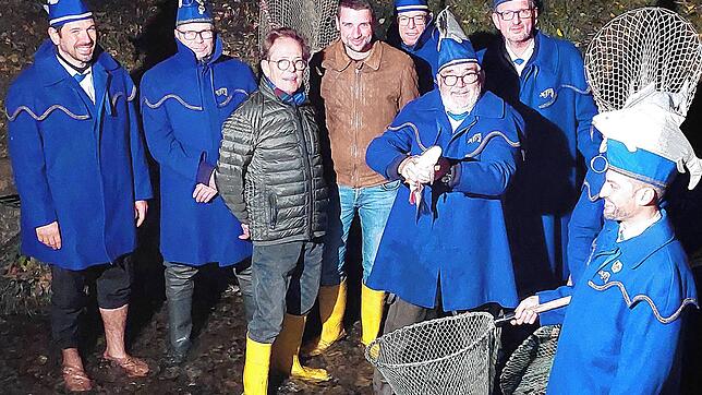 Der Eis-König Herbert Schuhmacher (links) wurde im Mühlebach von Alet-Präsident Ludwig Egenhofer (mit Fisch) und Bürgermeister Stefan ...