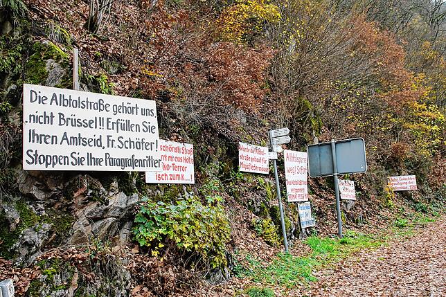 Protestschilder am oberen Eingang zur Tunnelstrecke. „Wurde die Albtalstraße für Mopsfledermäuse gebaut?“, heißt es auf ...
