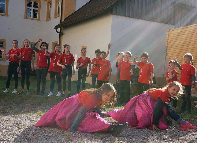 Bild 15: Der Theaterverein Zeitschleuse stellt bei der Schiffstaufe am Kloster in Riedern am Wald einen Teil seiner Kulisse für die nächste Saison vor