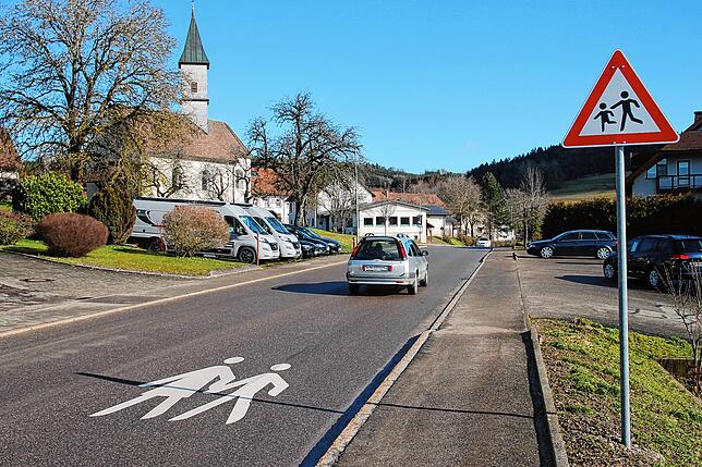 Ein Piktogramm und ein Verkehrsschild „Achtung Kinder“ an der Ortsdurchfahrt von Oberalpfen. Wird trotzdem zu schnell ...