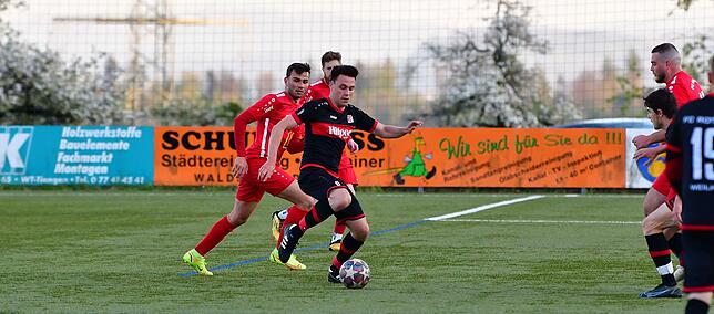 Bild 9: FC Rot-Weiß Weilheim besiegt den FC Wallbach im &bdquo;Duell am Strich&ldquo; mit 3:1 &ndash; wir haben die Bilder!