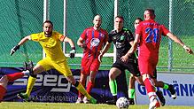 Am Steißlinger Torhüter Robin Windey lag es nicht, dass die Gäste beim FC RW Salem (Angelo Falco beim Schuss) mit 1:2 unterlagen.