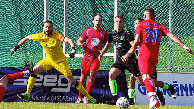 Am Steißlinger Torhüter Robin Windey lag es nicht, dass die Gäste beim FC RW Salem (Angelo Falco beim Schuss) mit 1:2 unterlagen.