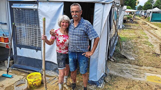 Hannelore und Dietmar Heuter stehen im Matsch rund um ihren Campingwagen. Die beiden aus der Nähe von Ulm sind Dauercamper bei den ...