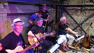 Alemanischer Folkrock mit Goschehobel im Zechenwihler Hotzenhaus. Vorn von links Oliver Fabro, Eberhard Jäckle und Urban Huber-Wölfle. ...