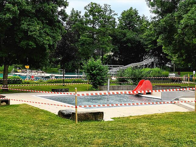 Das Freibad Jestetten mit abgesperrten Bereichen.