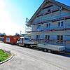 Hinter den Containern standt die abgebrannte Produktionshalle der Schreinerei. Am eingerüsteten Wohnhaus laufen derzeit die Arbeiten, um ...