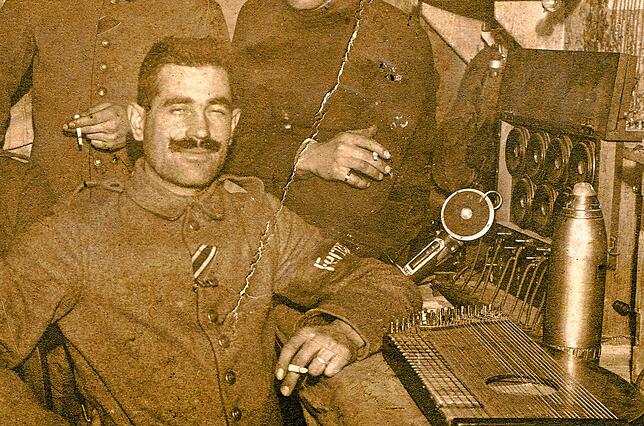Ist das Jakob Knöpfle? Die Armbinde weist ihn als Angehörigen eines Fernsprechtrupps aus. Hier ein Ausschnitt aus dem Foto.