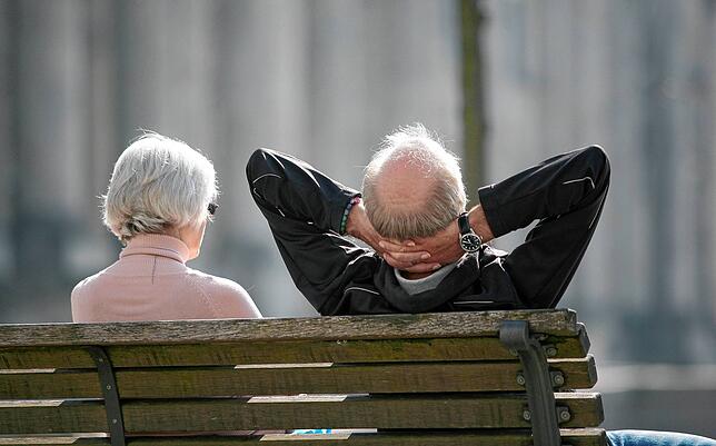 Heutige Senioren sind vergleichsweise gut abgesichert. Kommende Generationen werden bei den Renten erhebliche Einschnitte hinzunehmen ...