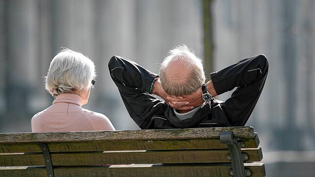 Heutige Senioren sind vergleichsweise gut abgesichert. Kommende Generationen werden bei den Renten erhebliche Einschnitte hinzunehmen ...