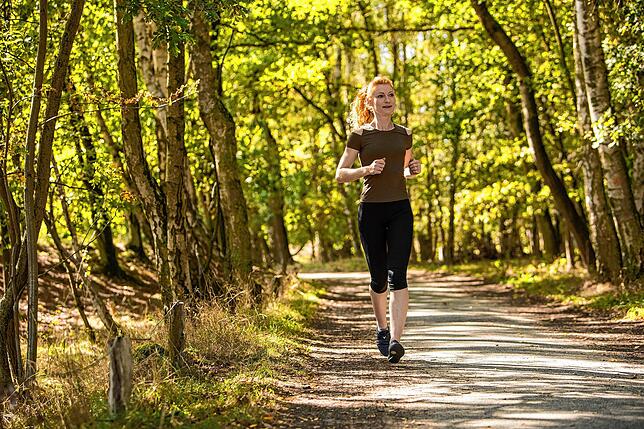 Im Wald lässt es sich an heißen Tagen besser aushalten. Aber auch hier sollten Sportlerinnen und Sportler den UV-Schutz nicht vergessen.