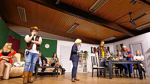 Am ersten Weihnachtstag werden sie erneut auf der Bühne im Bucher Musikerheim stehen (von links): Alexandra Huber, Hauptakteuer Adrian ...
