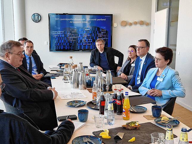 Briefing der baden-württembergischen Delegation bei Pascal Hector (vorne links), dem deutschen Botschafter in Kopenhagen. Rechts ...