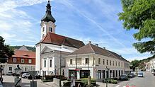 Die katholische Pfarrkirche St. Jakob mit dem ehemaligen kaiserlichen Mauthaus prägen das Stadtzentrum von Purkersdorf.
