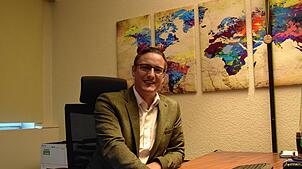 Der Hohenfelser Bürgermeister Florian Zindeler in seinem Büro.