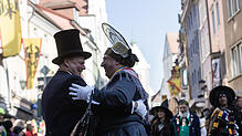 Narrenvater Thomas Pross und Narrenmutter Wolfgang Lechler bei einem Tanz am Schmotzigen Dunschtig vor einem Jahr.